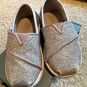Toms - Alpargata (Silver Iridescent Glimmer) Kids 5 Original box